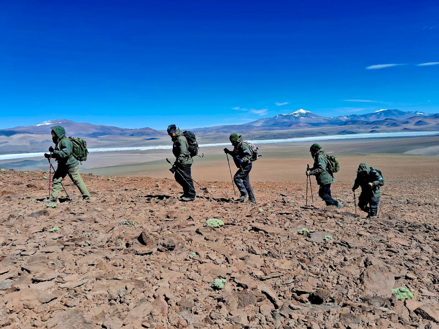La Rioja: la Gendarmería alcanzó por primera vez la cumbre del volcán Bonete Chico
