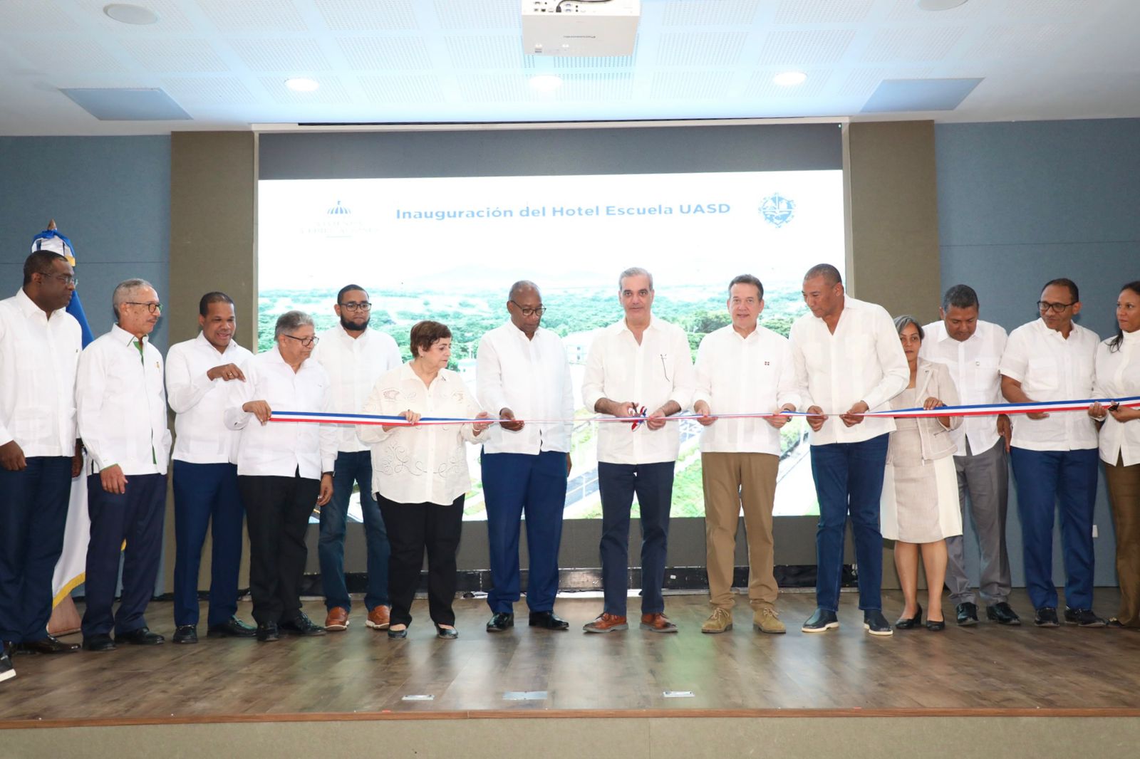 Abinader inaugura el Hotel Escuela de la UASD con auditorio y aula inteligente en El Seibo para fortalecer la educación y el desarrollo turístico