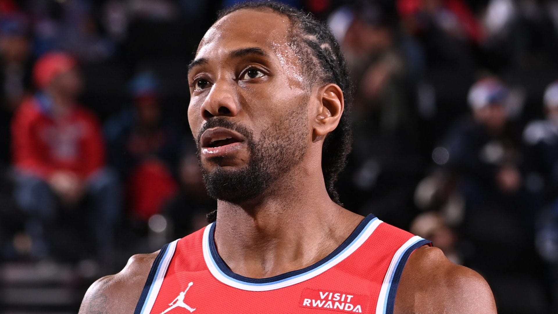 Kawhi Leonard logra 45 puntos en una noche de cinco juegos en la NBA