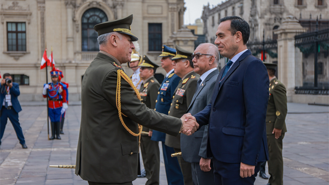 Jerí preside ceremonia de despedida y retiro de David Ojeda, jefe del Comando Conjunto de las Fuerzas Armadas