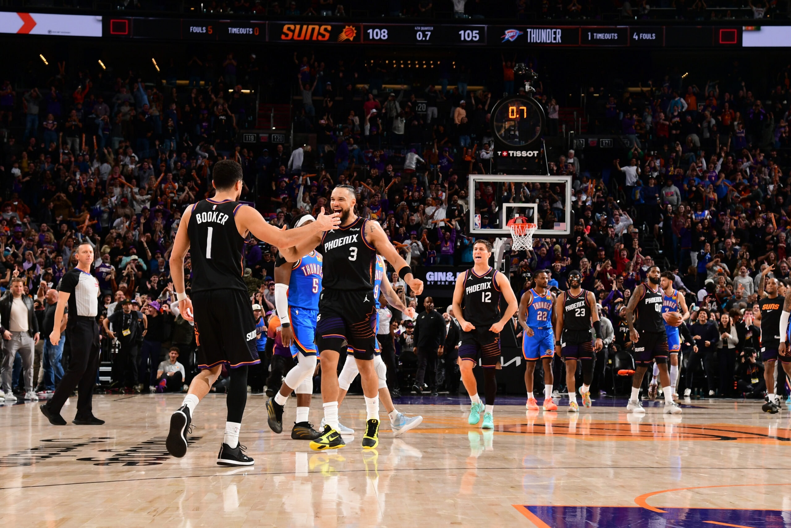 Canasta ganadora de Devin Booker encabeza los mejores momentos de ocho juegos del domingo.