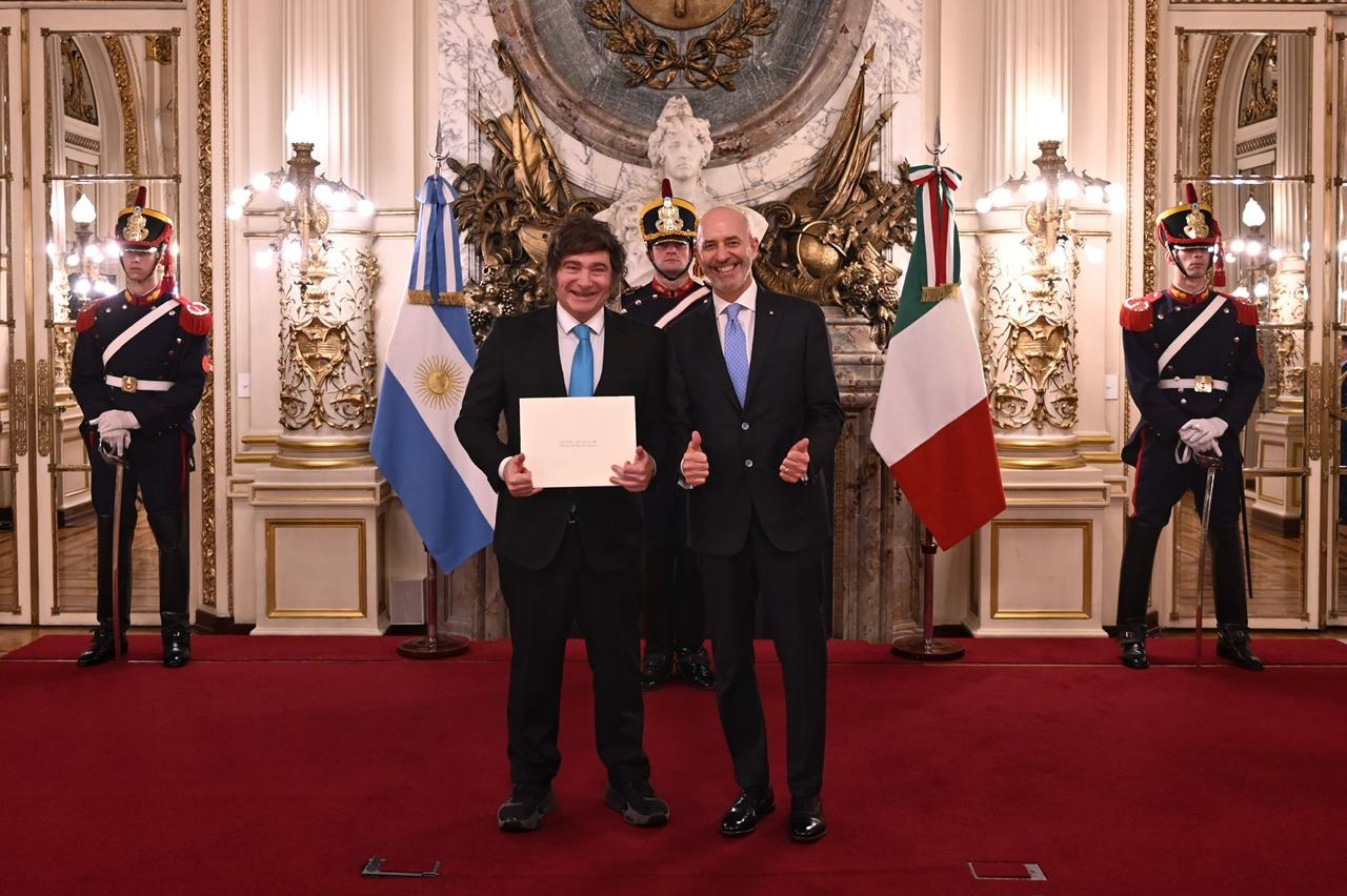 Milei recibió las cartas credenciales del embajador de Italia en Argentina, Fabrizio Nicoletti.