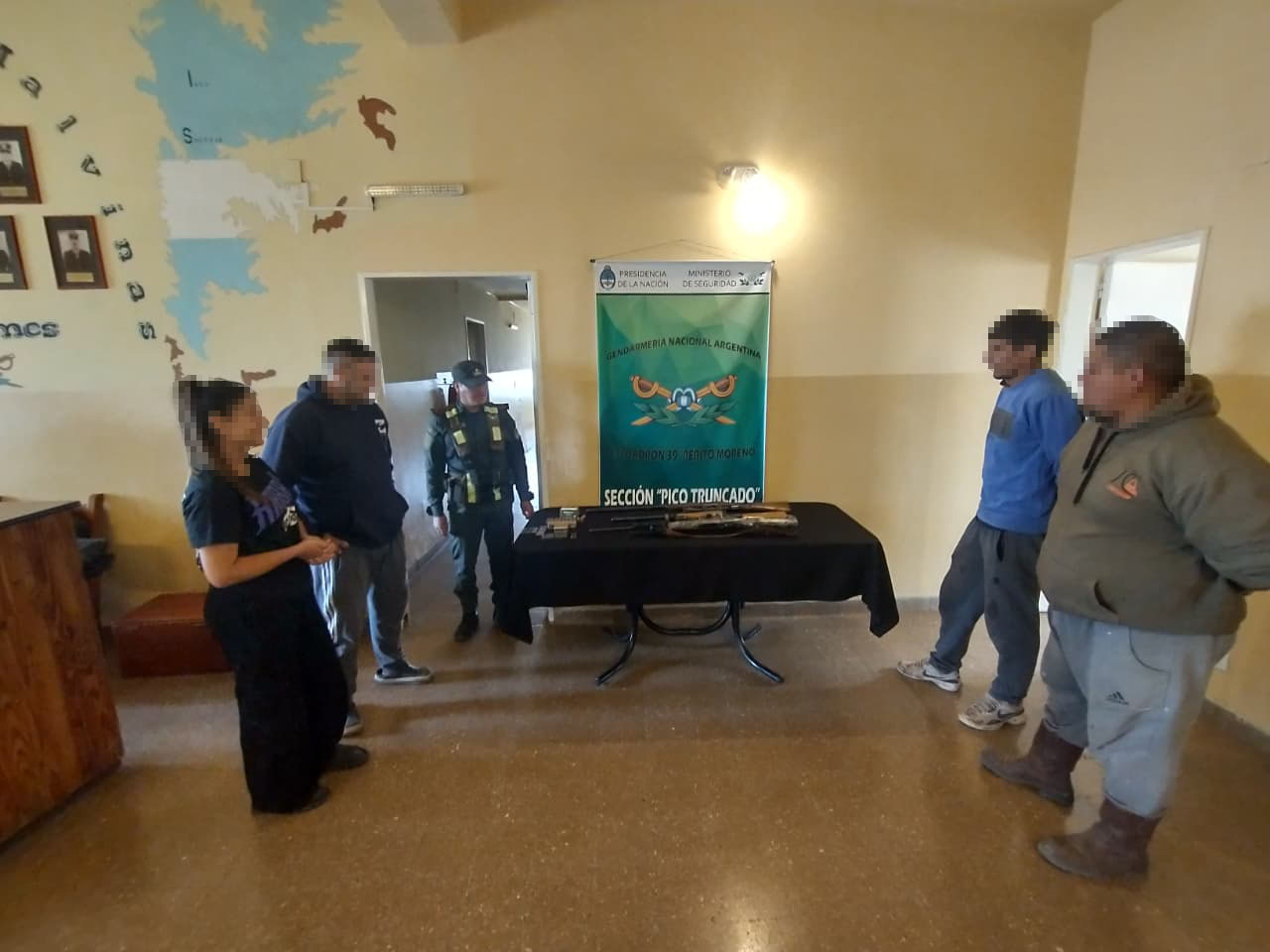 Santa Cruz: autoridades detectan armas y animales sin vida en camioneta durante control
