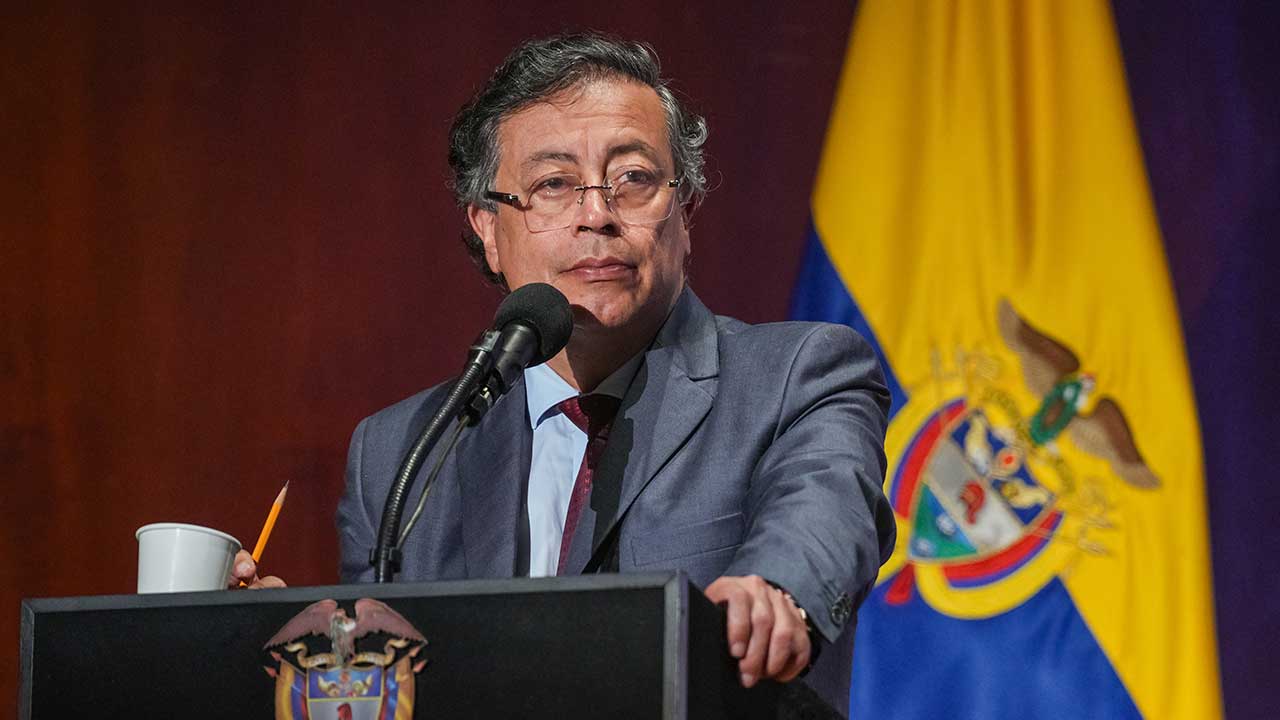 Encuesta de Invamer señala que el respaldo a la gestión de Gustavo Petro sube 11 puntos y alcanza 49,1% en febrero de 2026