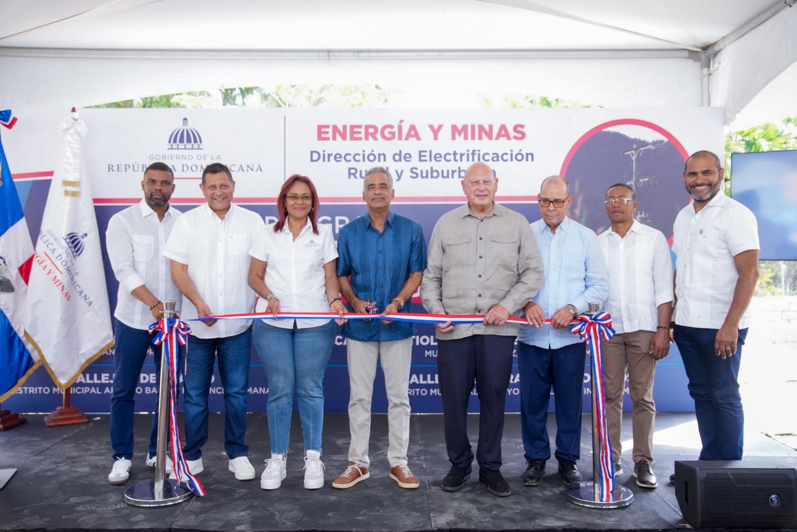 Cuatro proyectos de electrificación rural en Samaná, entregados por el Ministerio de Energía y Minas