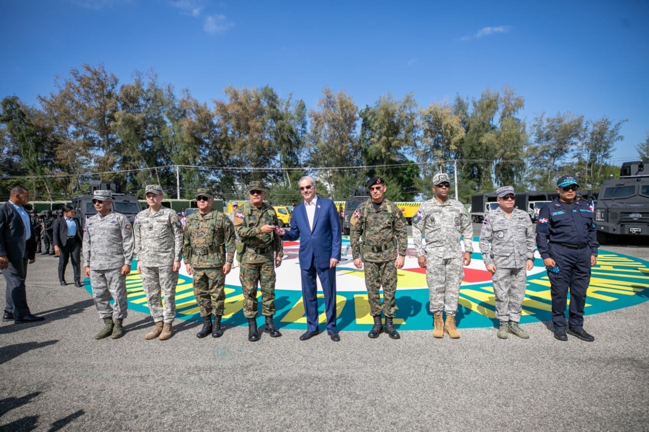Abinader entrega equipos militares, vehículos blindados FURIA, drones y unidades de mitigación de desastres para fortalecer la seguridad nacional