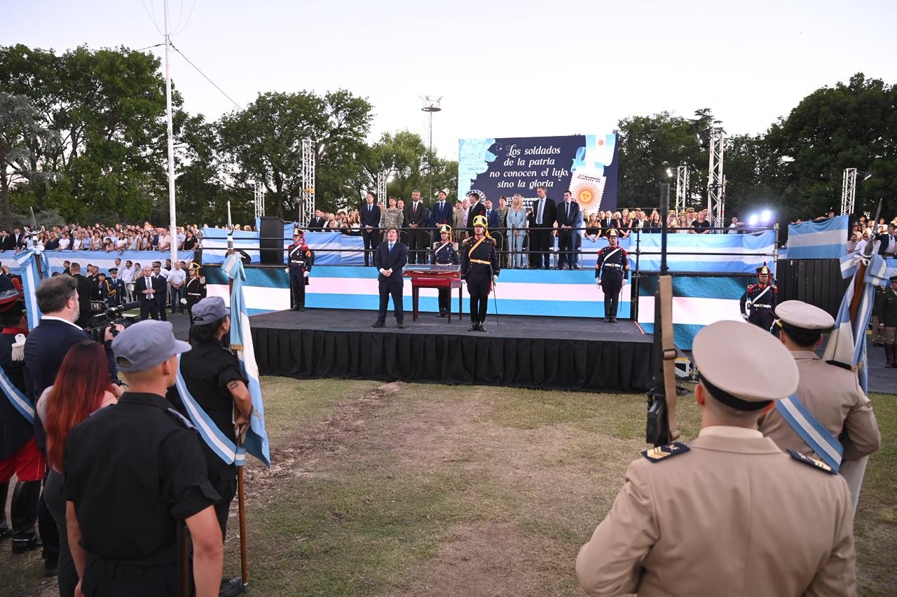 Prefectura participó en la entrega del sable corvo de San Martín al Regimiento de Granaderos a Caballo