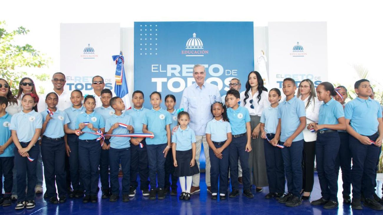 Abinader inaugura techados en Villa Los Almácigos y Monción