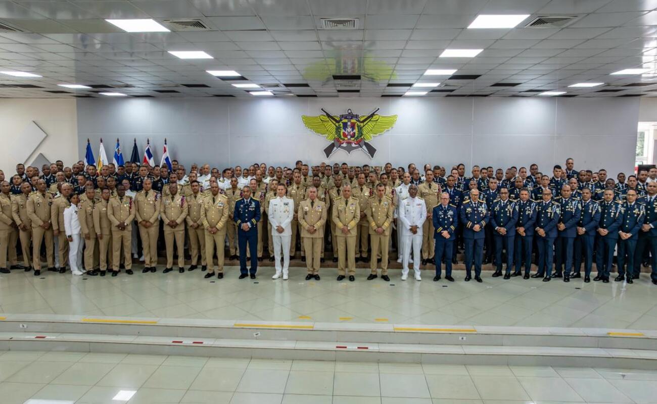 Ministerio de Defensa reconoce a oficiales por trayectoria y años de servicio
