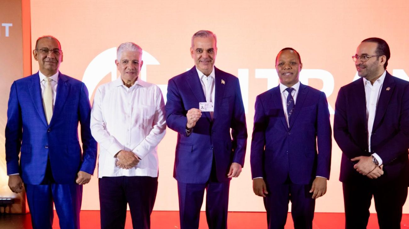 Abinader recibe la primera emisión de la nueva licencia de conducir
