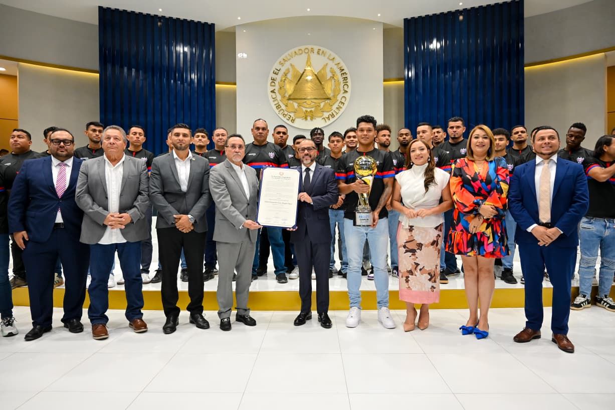 Luis Ángel Firpo recibe reconocimiento por título de campeón del Torneo Apertura 2025