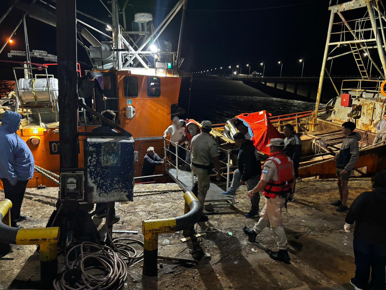 Prefectura coordina búsqueda tras hundimiento de pesquero en Río Negro