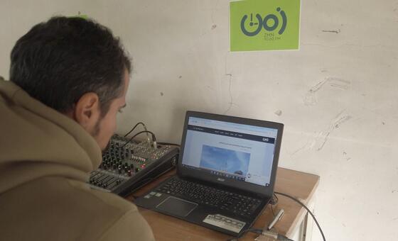 La radio vuelve a escucharse en Gaza entre ruinas y zumbidos de drones