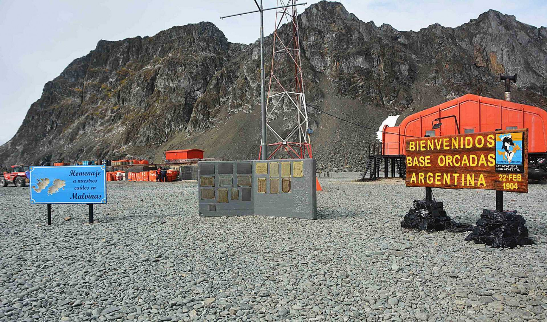 Rompehielos ARA Almirante Irízar arribó a la Base Antártica Conjunta Orcadas