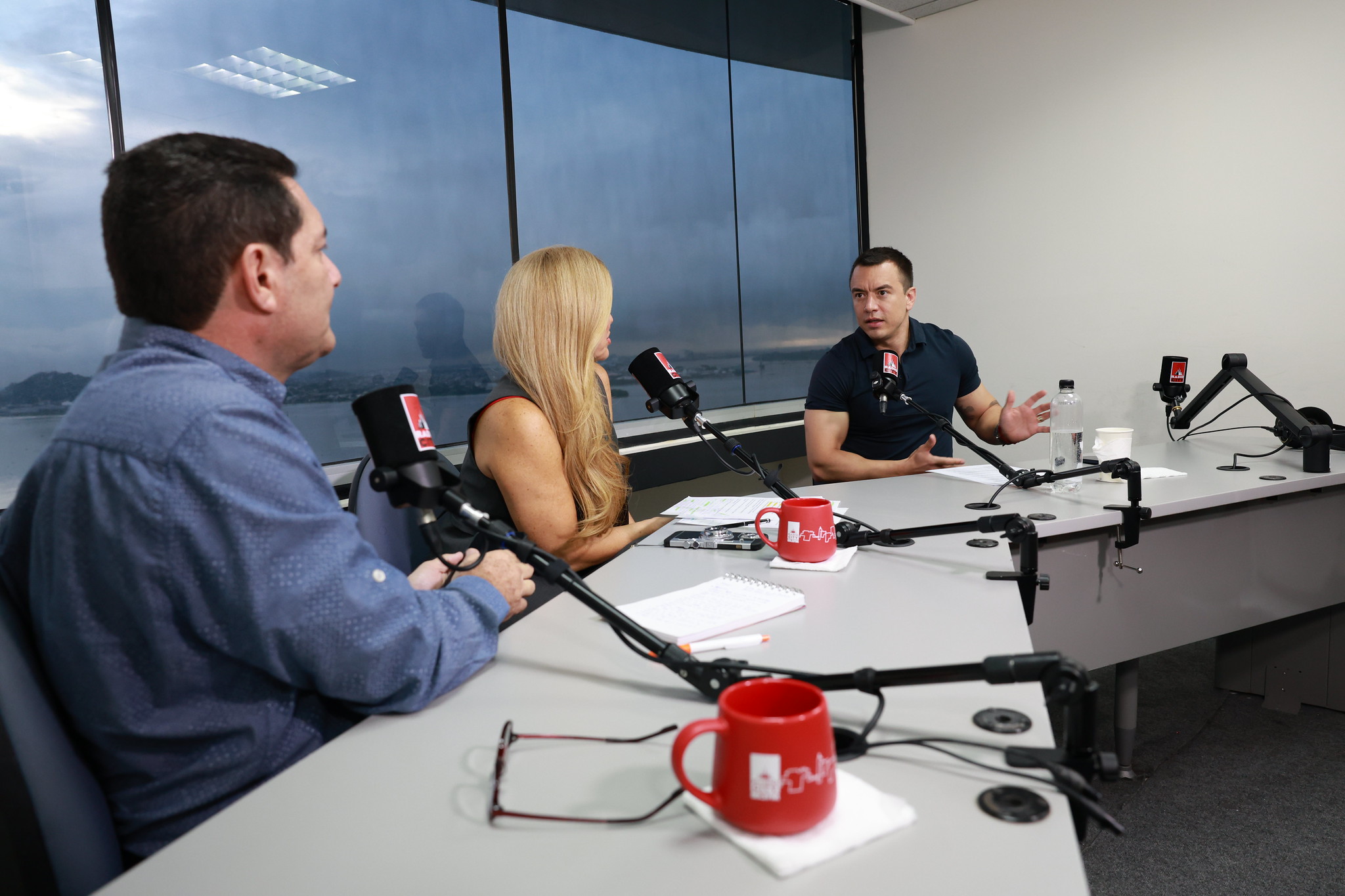 Presidente Noboa presenta acciones en economía, seguridad y relaciones internacionales para el bienestar ciudadano en entrevista radial