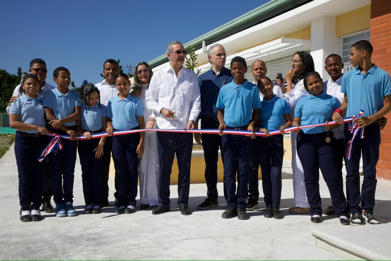 Presidente Abinader inaugura liceo y centro educativo en Azua para más de 1,800 estudiantes