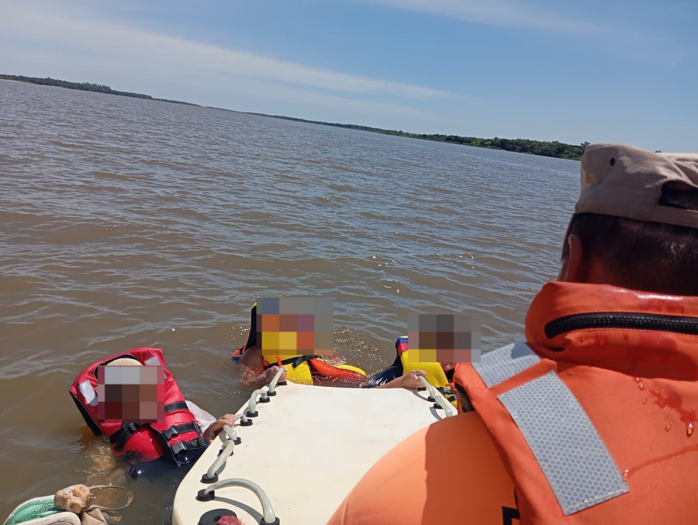 Prefectura rescata a cuatro personas que cayeron al río Uruguay en Colón