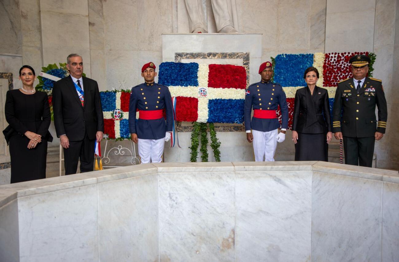 Presidente Luis Abinader rinde tributo a padres de la patria con ofrenda floral en Altar de la Patria