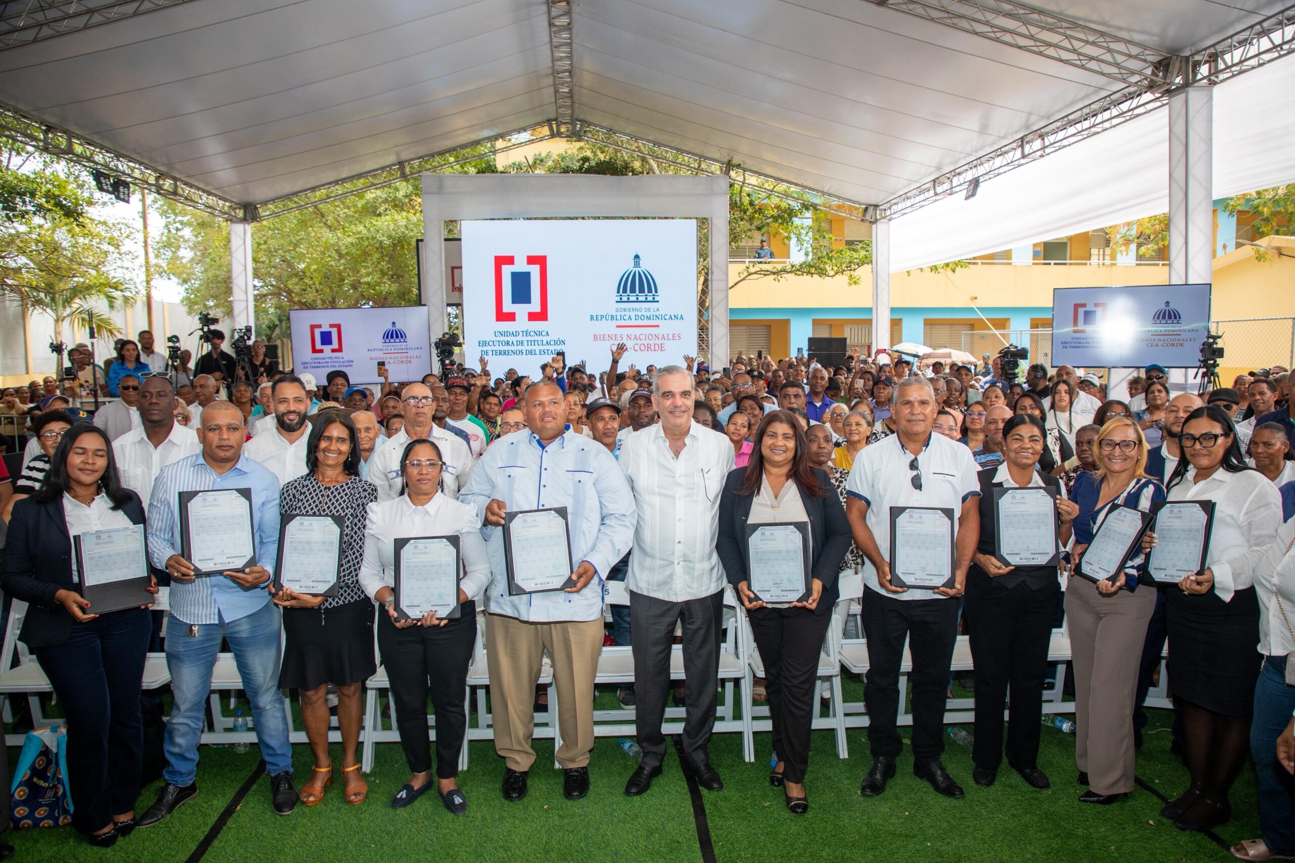 Presidente Abinader entrega 510 títulos de propiedad del proyecto El Valiente, de 710 previstos, que benefician a 2,840 personas en Santo Domingo Este
