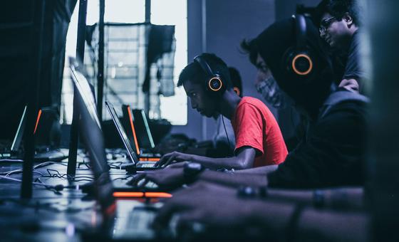 Según proyecciones, artistas como músicos, cineastas y escritores podrían perder hasta un 24% de sus ingresos por la IA para 2028