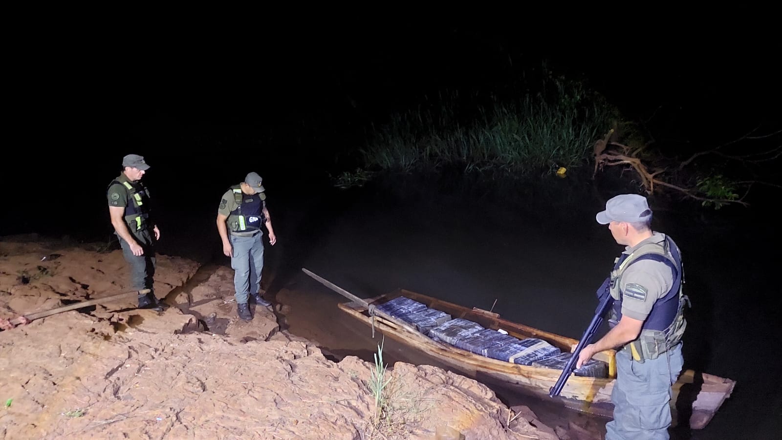 Misiones: Intentan ingresar 309 kilos de marihuana al país en una embarcación