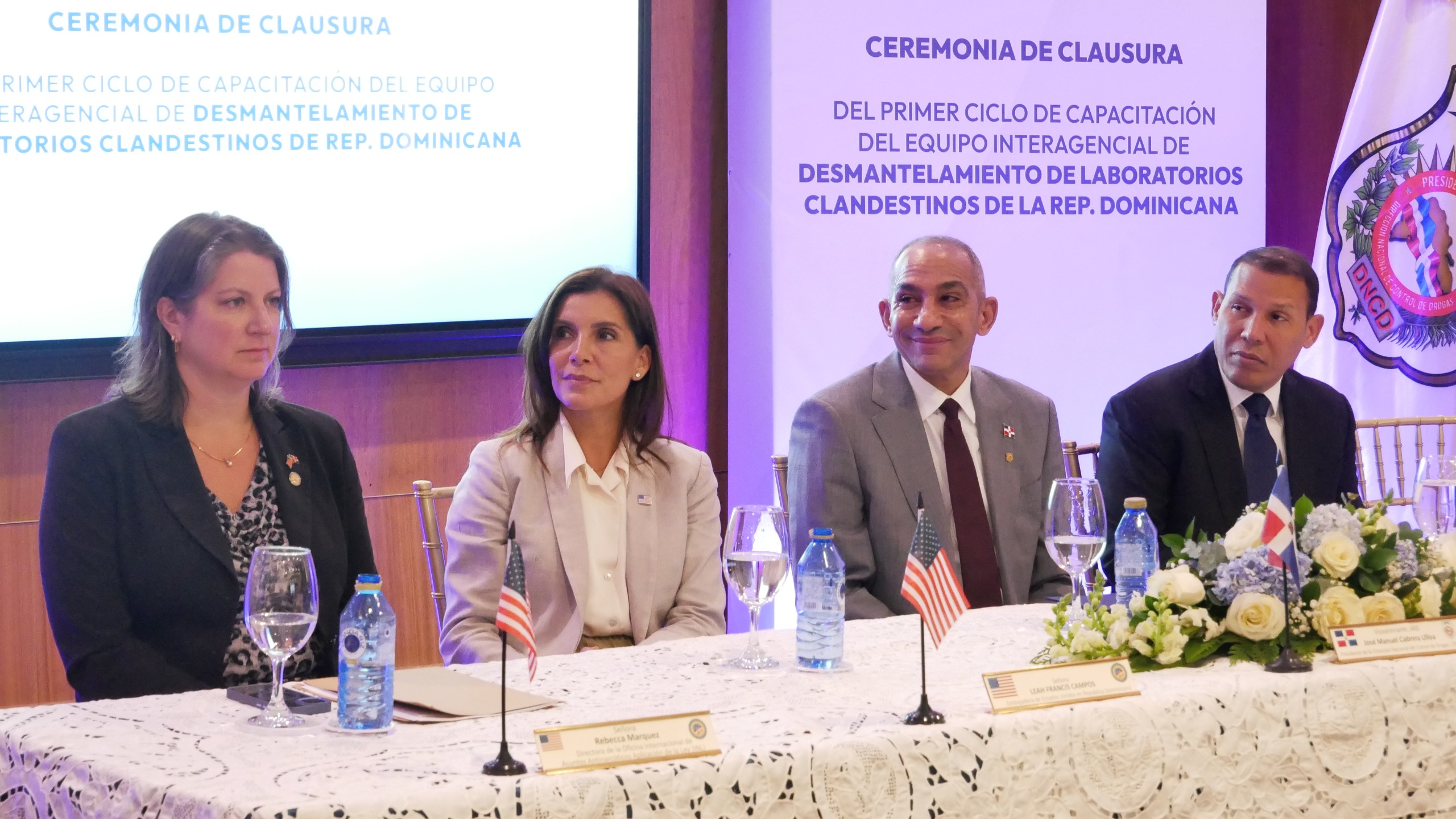 Embajadora de Estados Unidos y presidente de la DNCD clausuran primer ciclo de capacitación en desmantelamiento de laboratorios clandestinos.