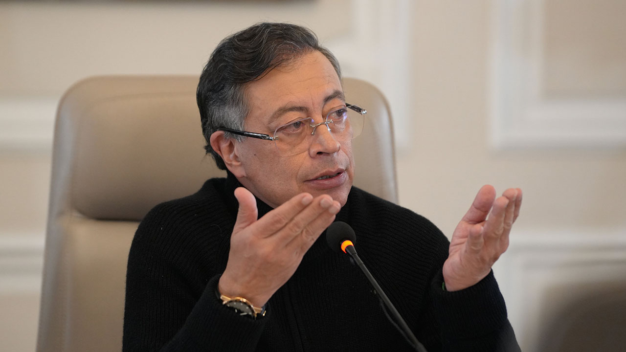 Petro dice estar considerando eliminar aranceles al cemento