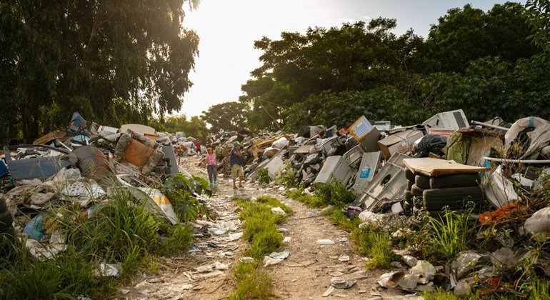 Tráfico de basura genera ingresos para algunos y riesgos para la población
