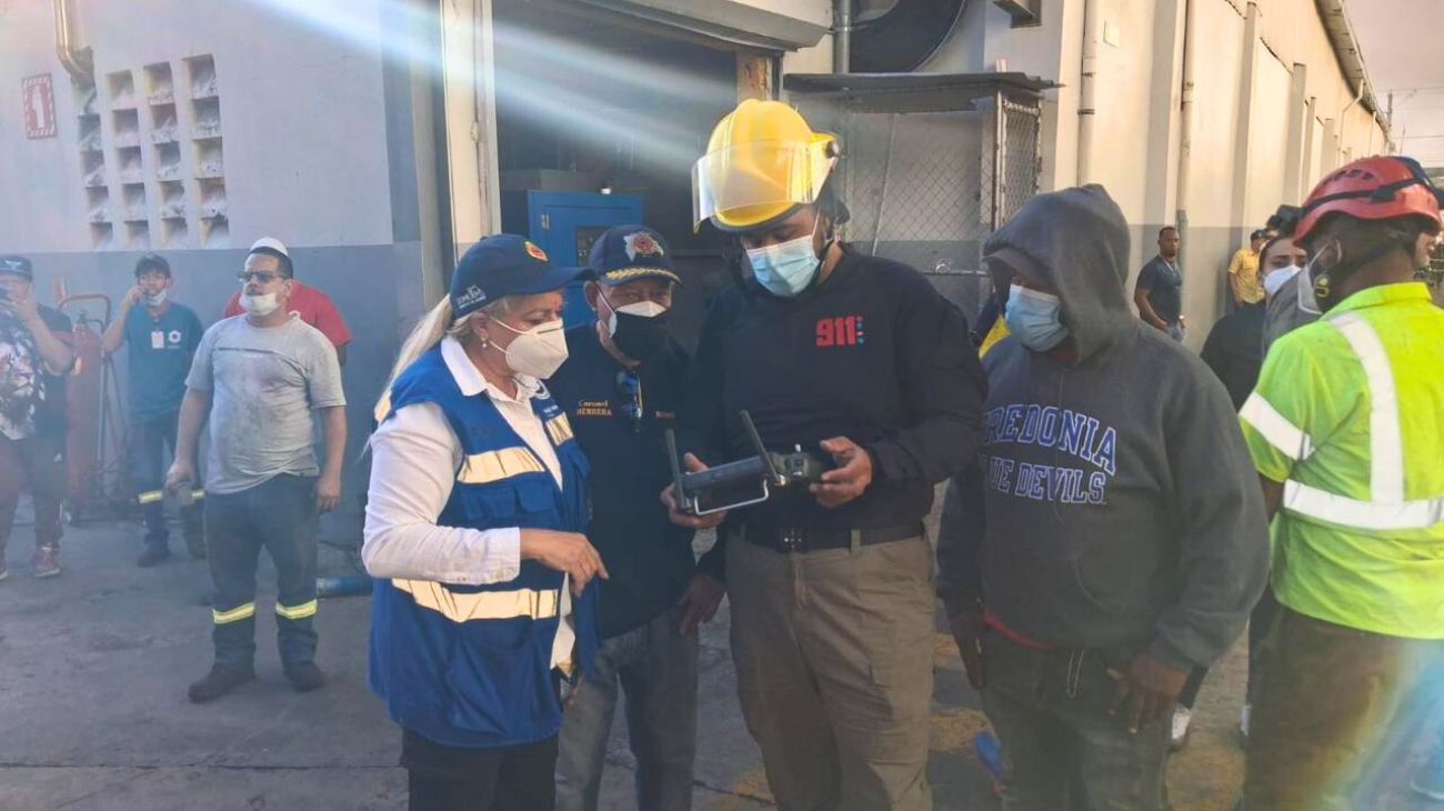 Sistema 911 coordina respuesta tras incendio en fábrica de plástico en Bajos de Haina