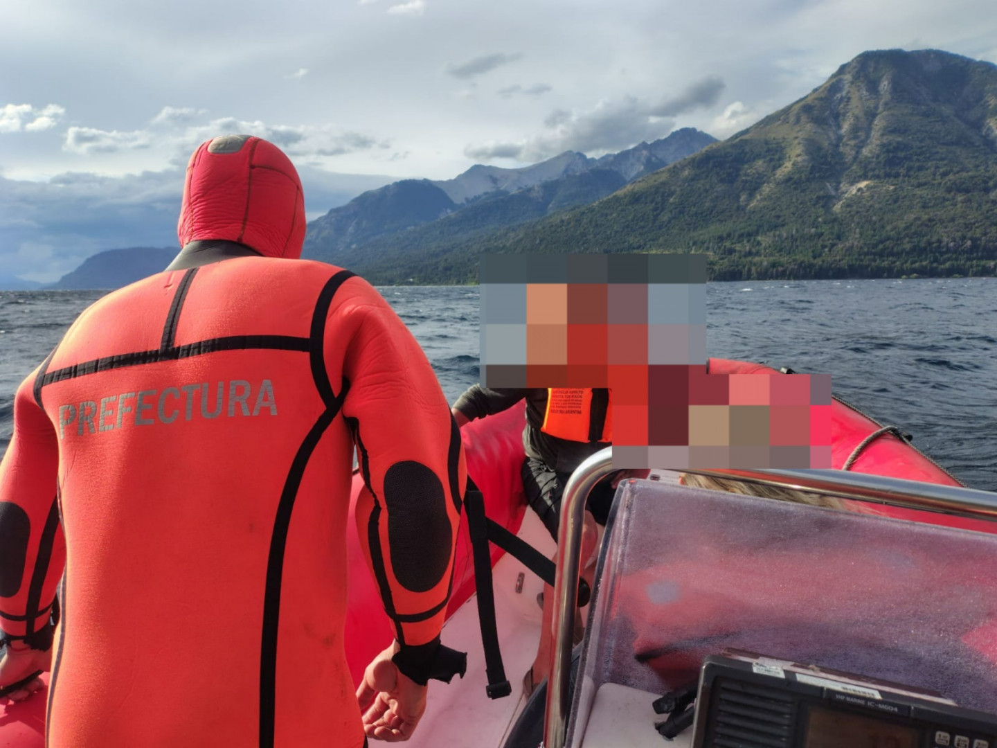 Prefectura asistió a dos personas que no podían regresar a tierra firme en Villa La Angostura