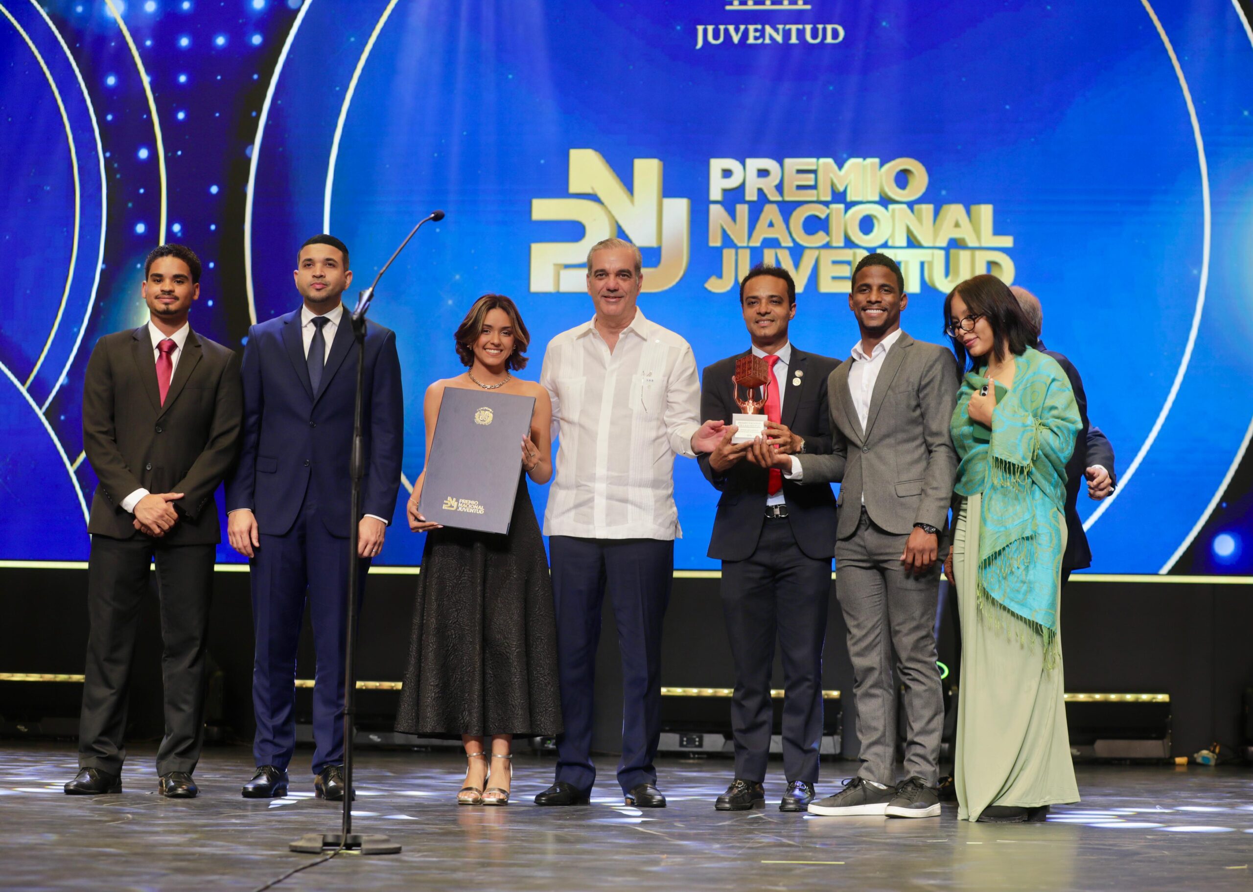 Presidente Abinader otorga premio al Grupo Apolo 27 del INTEC por su trabajo en innovación y STEAM
