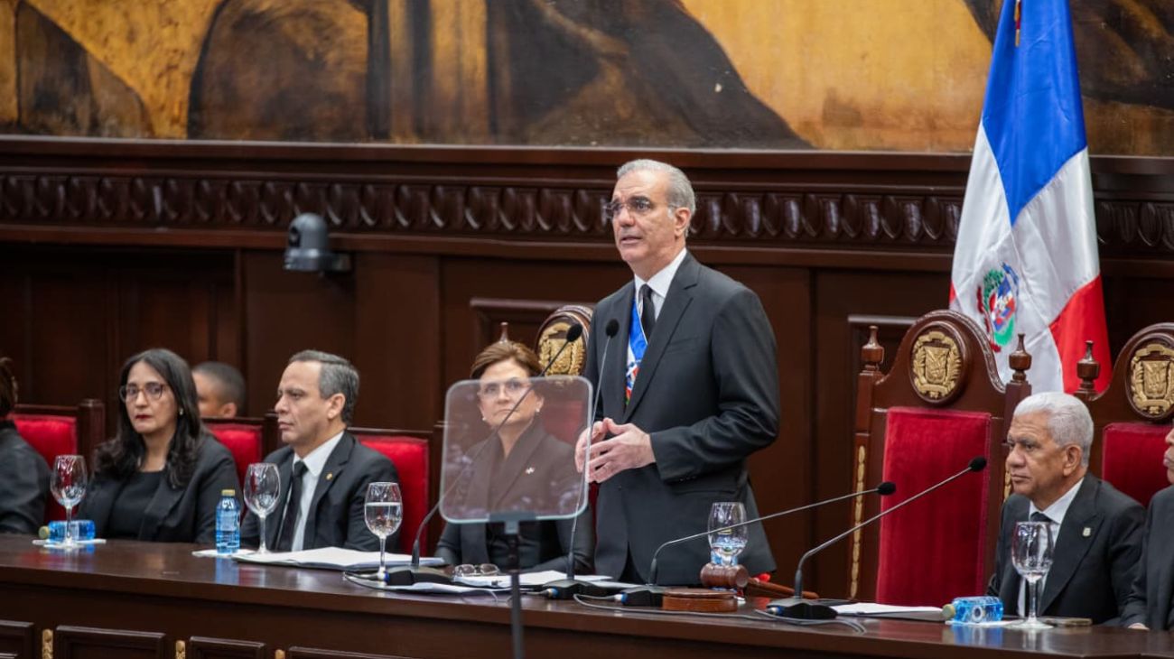 Abinader llama a fortalecer la democracia y a construir una nación