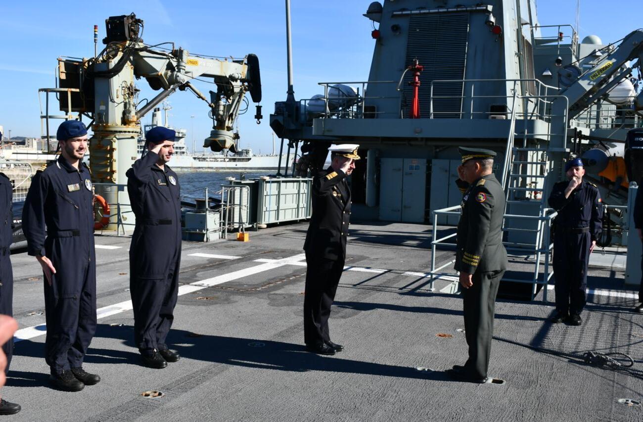 Ministro de Defensa realiza visita a base naval en Lisboa