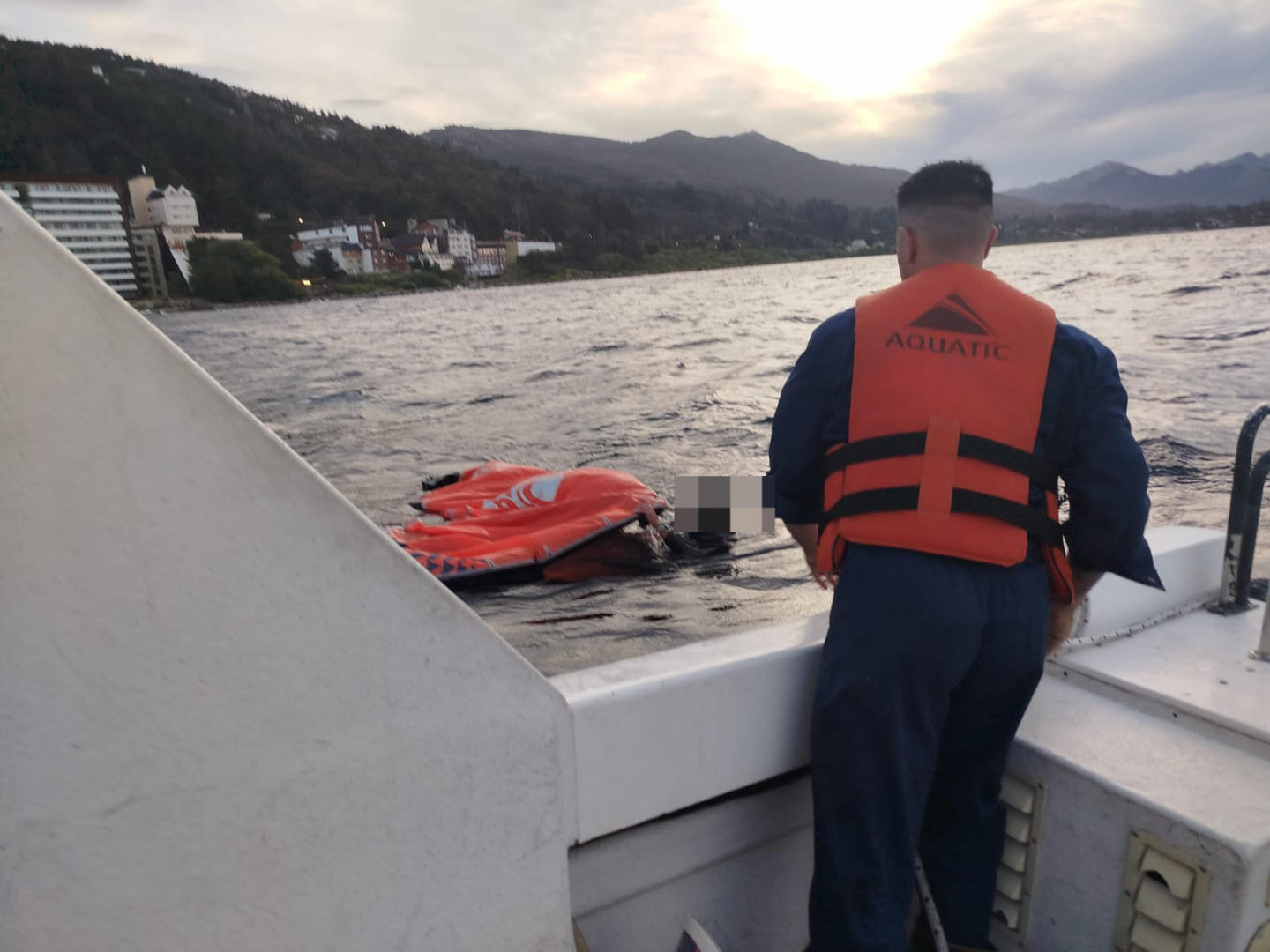 Prefectura brindó asistencia a un hombre en el lago Nahuel Huapi, Bariloche