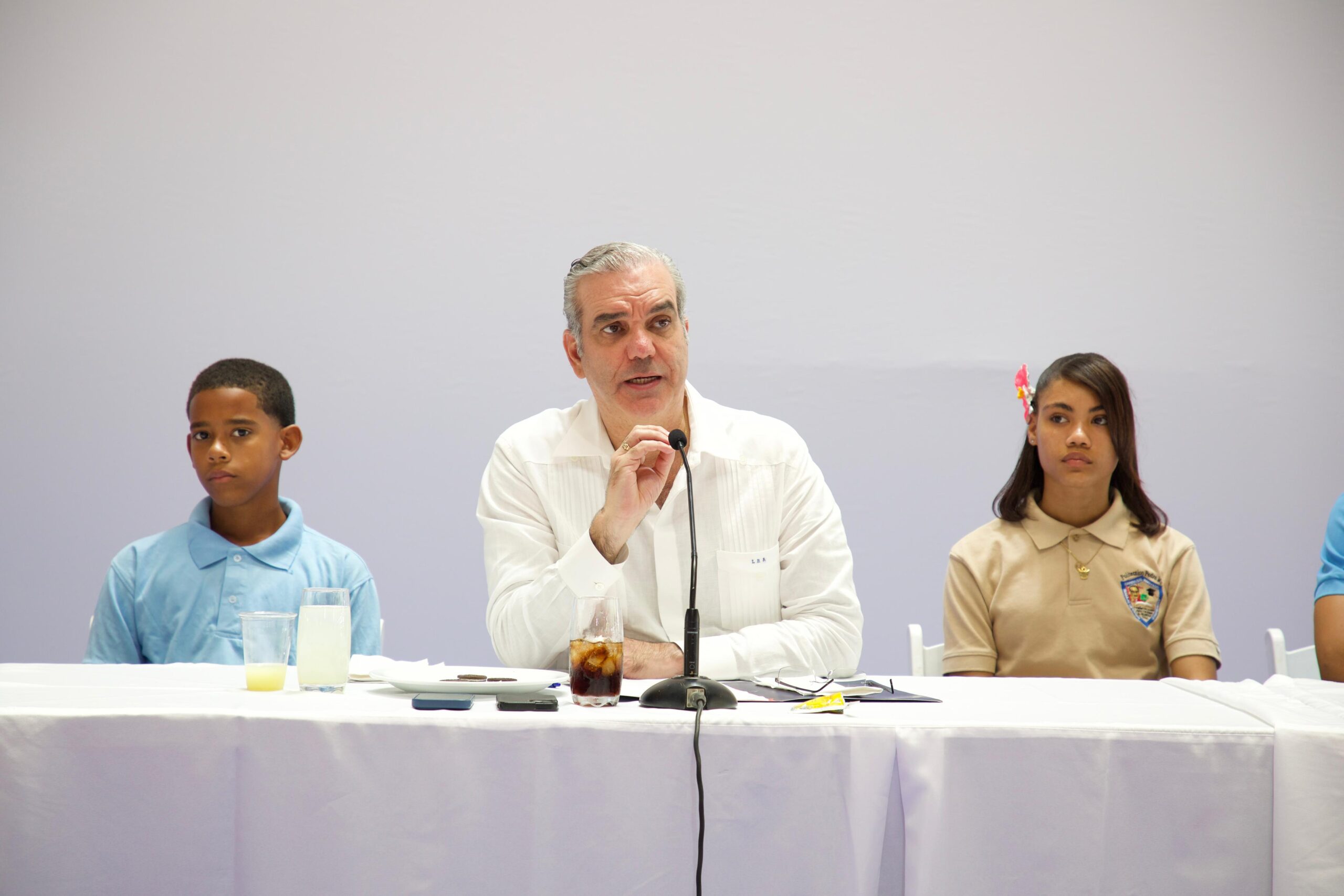 Presidente Abinader llama a jóvenes a estudiar carreras de ciencias e idiomas con alta demanda en el país
