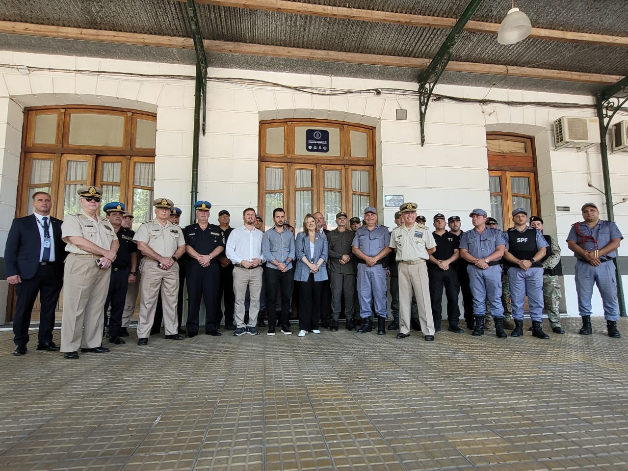 Prefecto Nacional Naval acompaña a la Ministra de Seguridad Nacional en encuentro del Comando Unificado de las Fuerzas Federales y entrega de vehículos en Santa Fe