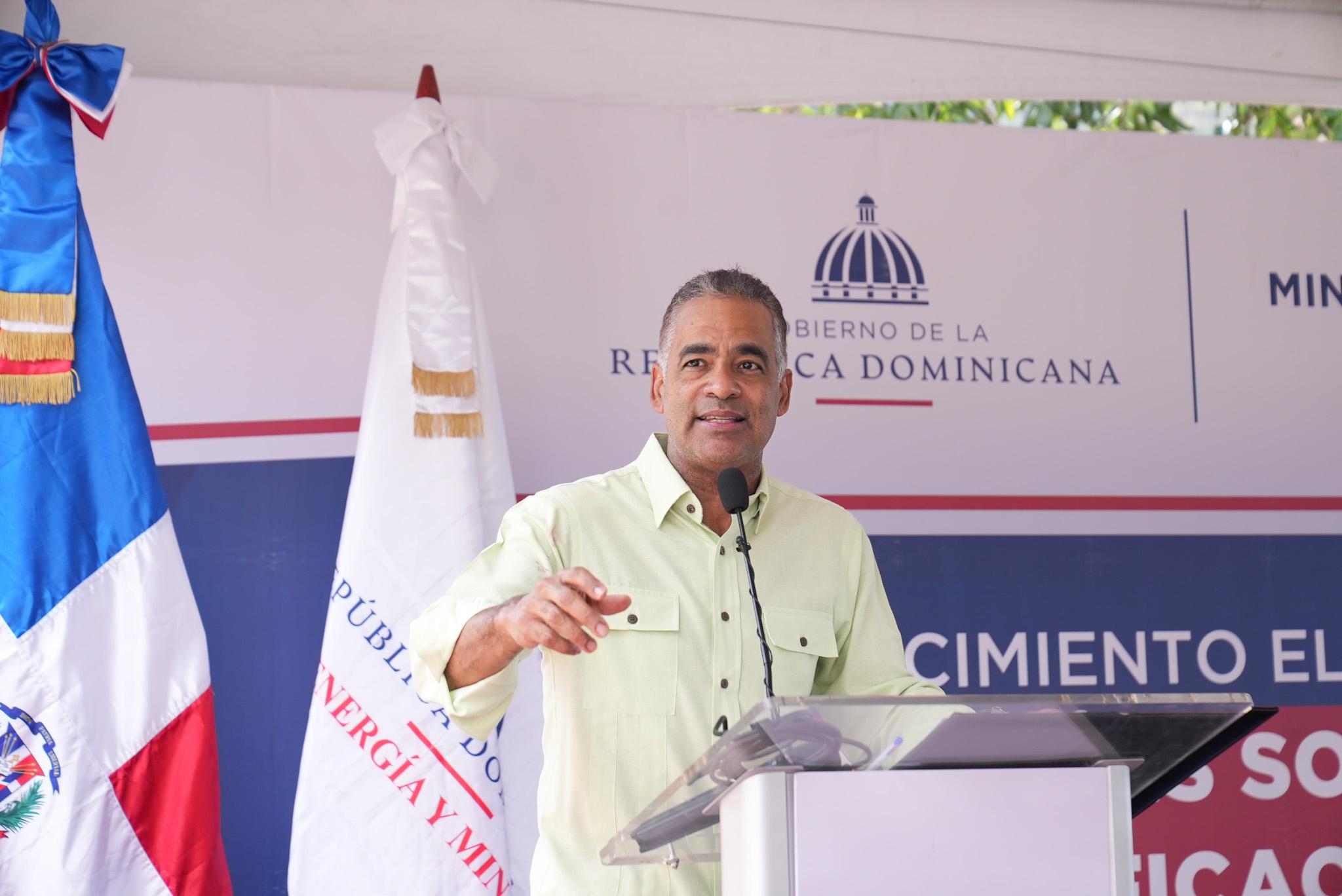 Comunidad El Gramazo recibe energía eléctrica por primera vez mediante sistema solar instalado por el Gobierno
