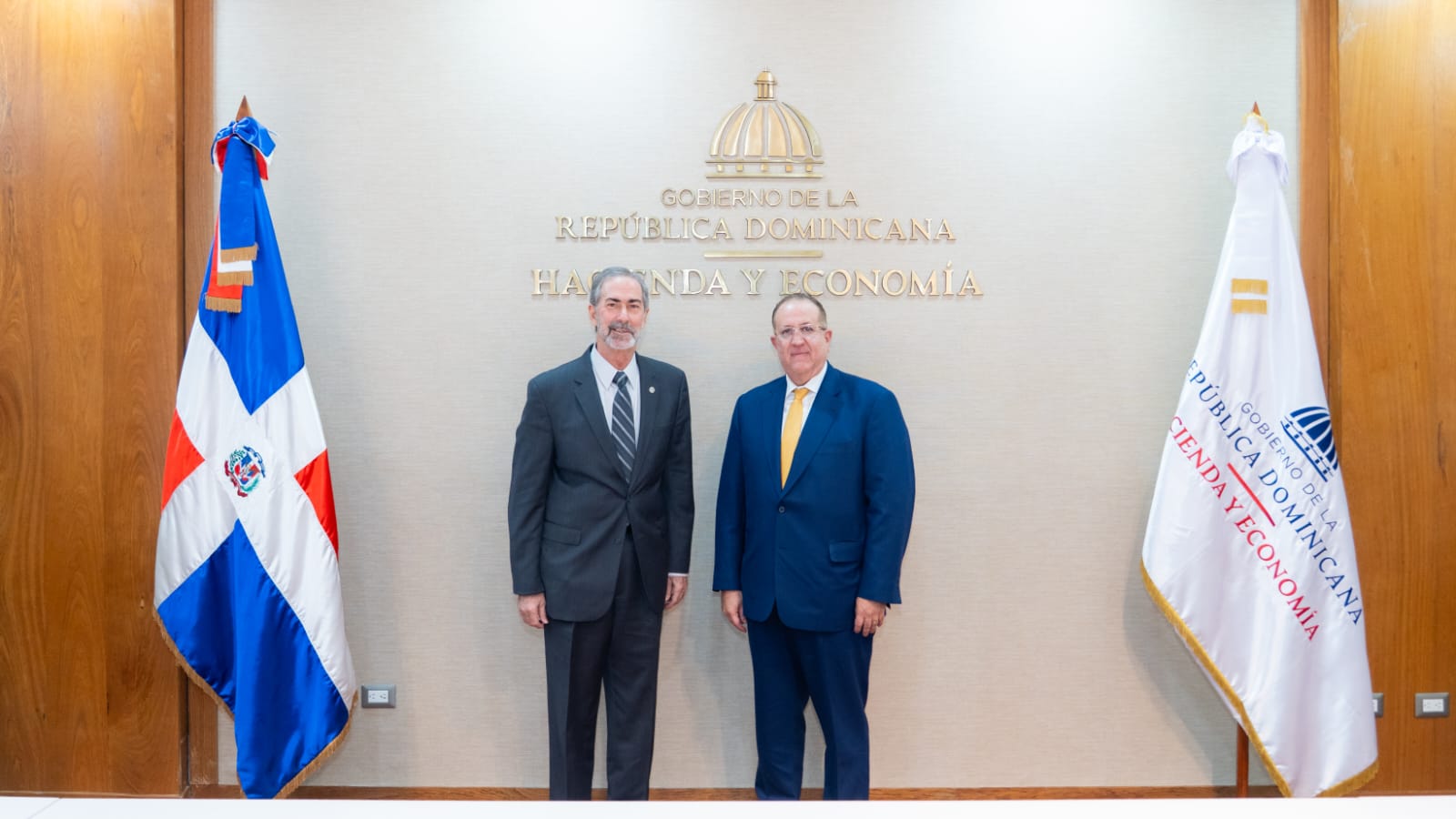 Hacienda y FIBA firman acuerdo para fortalecer la lucha contra el lavado de activos en el sector de juegos de azar