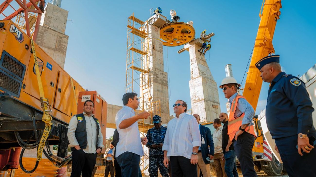 Ministro Paliza verifica avances de la Línea 3 del Teleférico SD