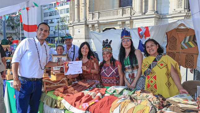 Presidente Jerí destaca el emprendimiento local durante visita a feria regional