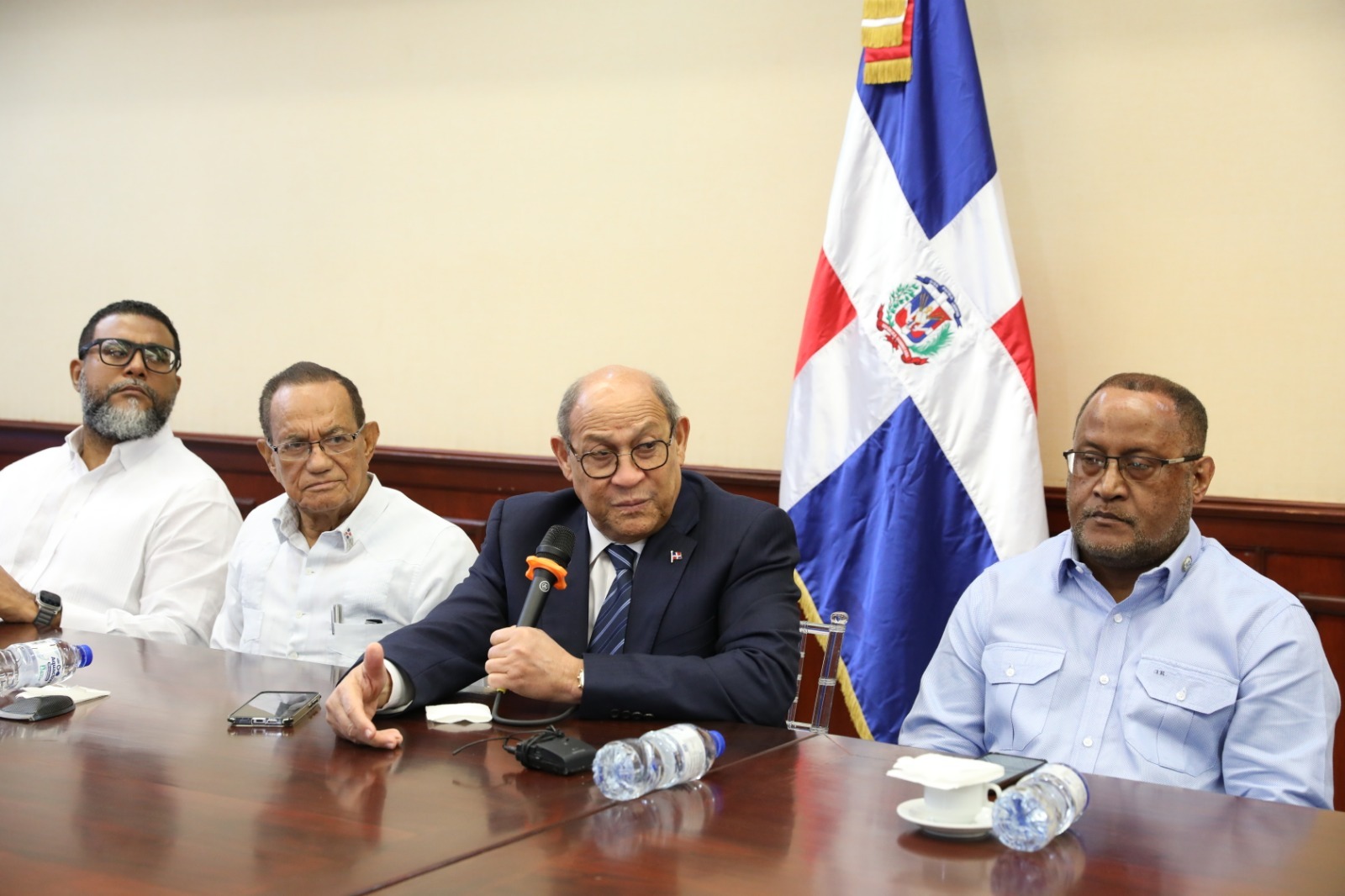 Ministro del Mescyt presenta propuesta de reforma educativa a centrales sindicales y obtiene respaldo