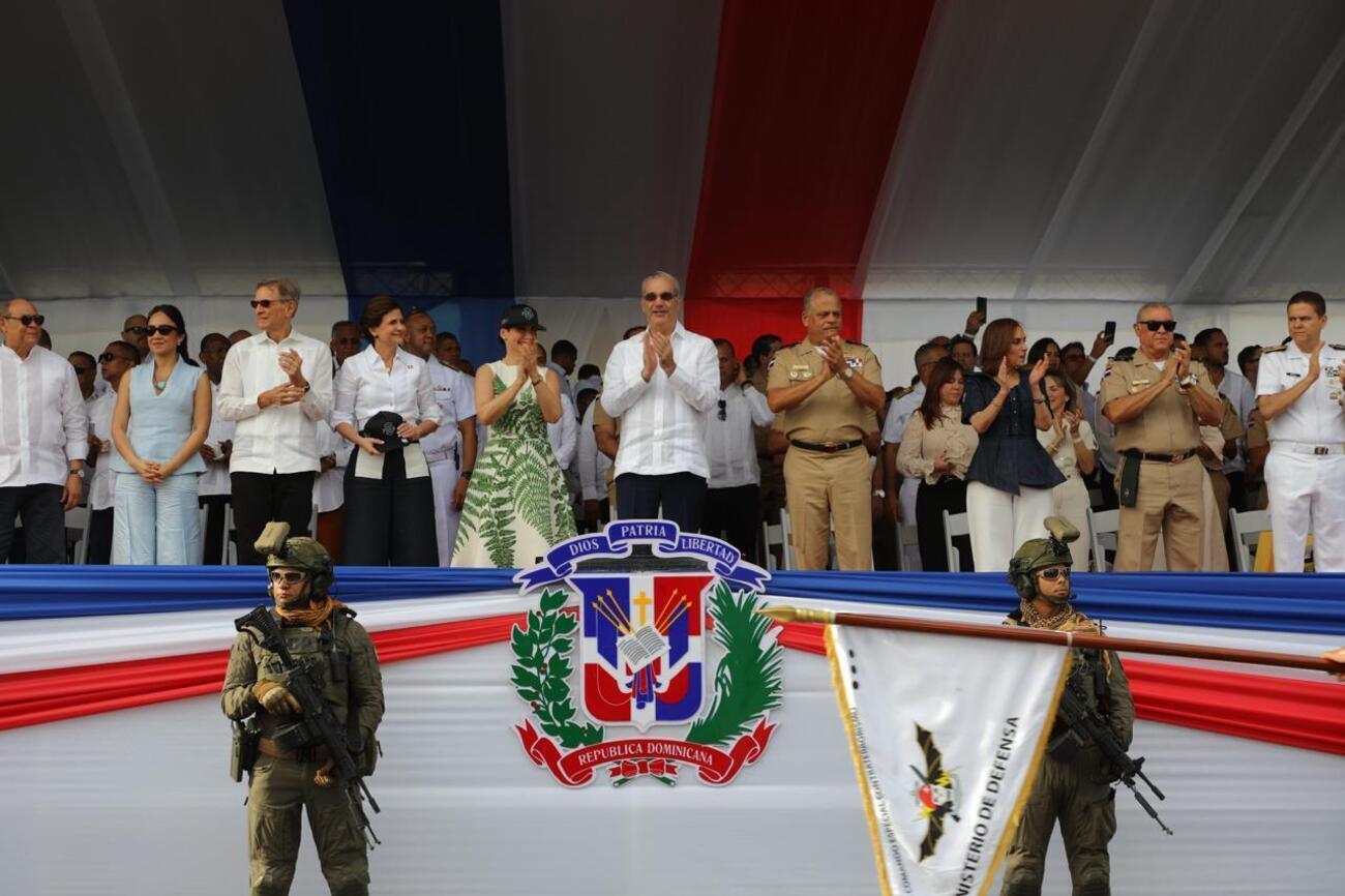 Presidente Luis Abinader encabeza desfile militar para presentar avances en la capacidad y modernización de las fuerzas del orden