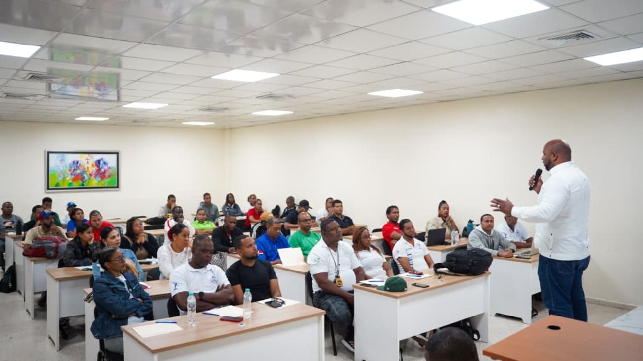 Inefi capacita a técnicos y docentes con Taller de Actualización en Atletismo