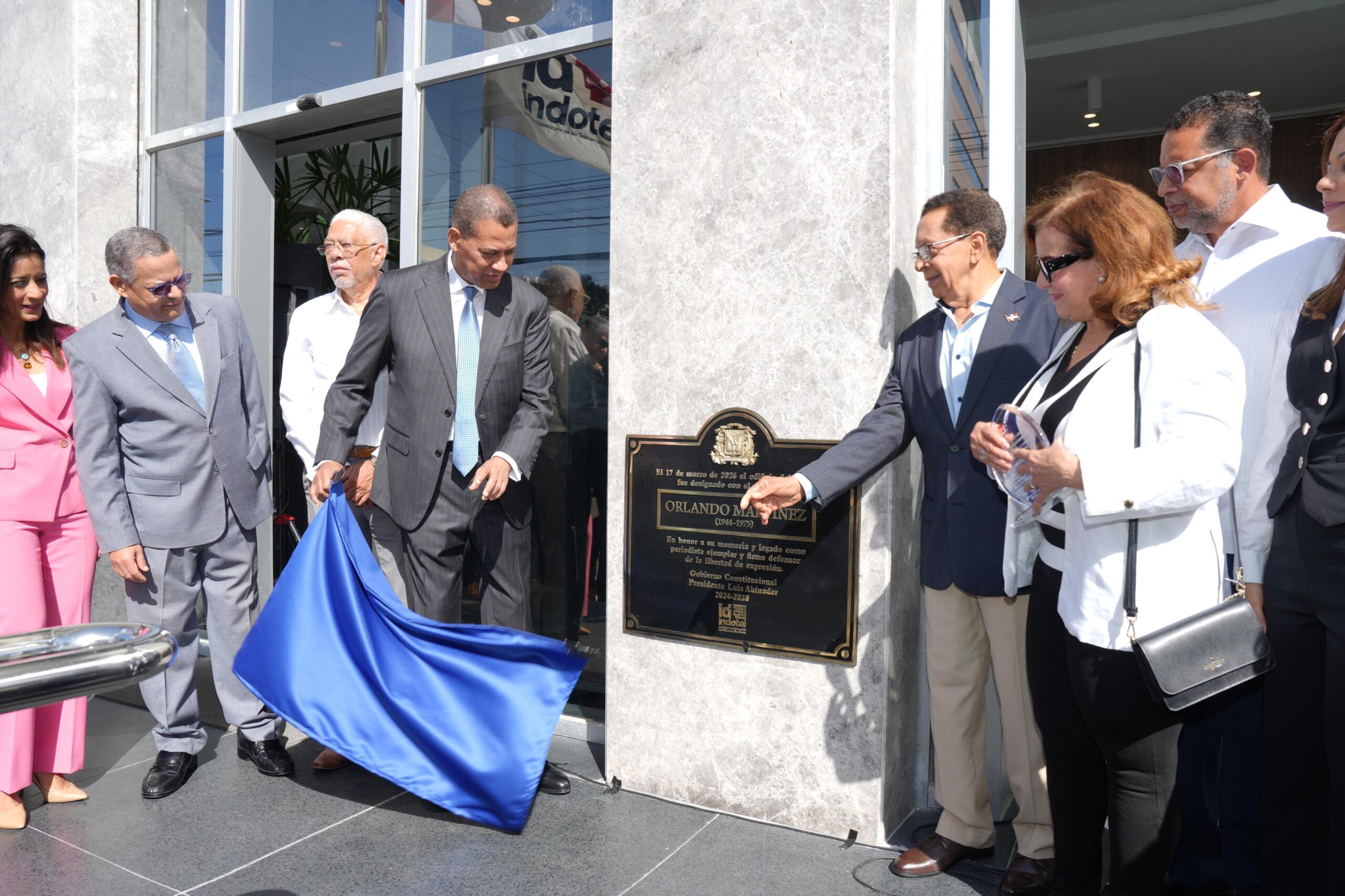 Indotel conmemora al periodista Orlando Martínez al develar tarja que da nombre al edificio corporativo