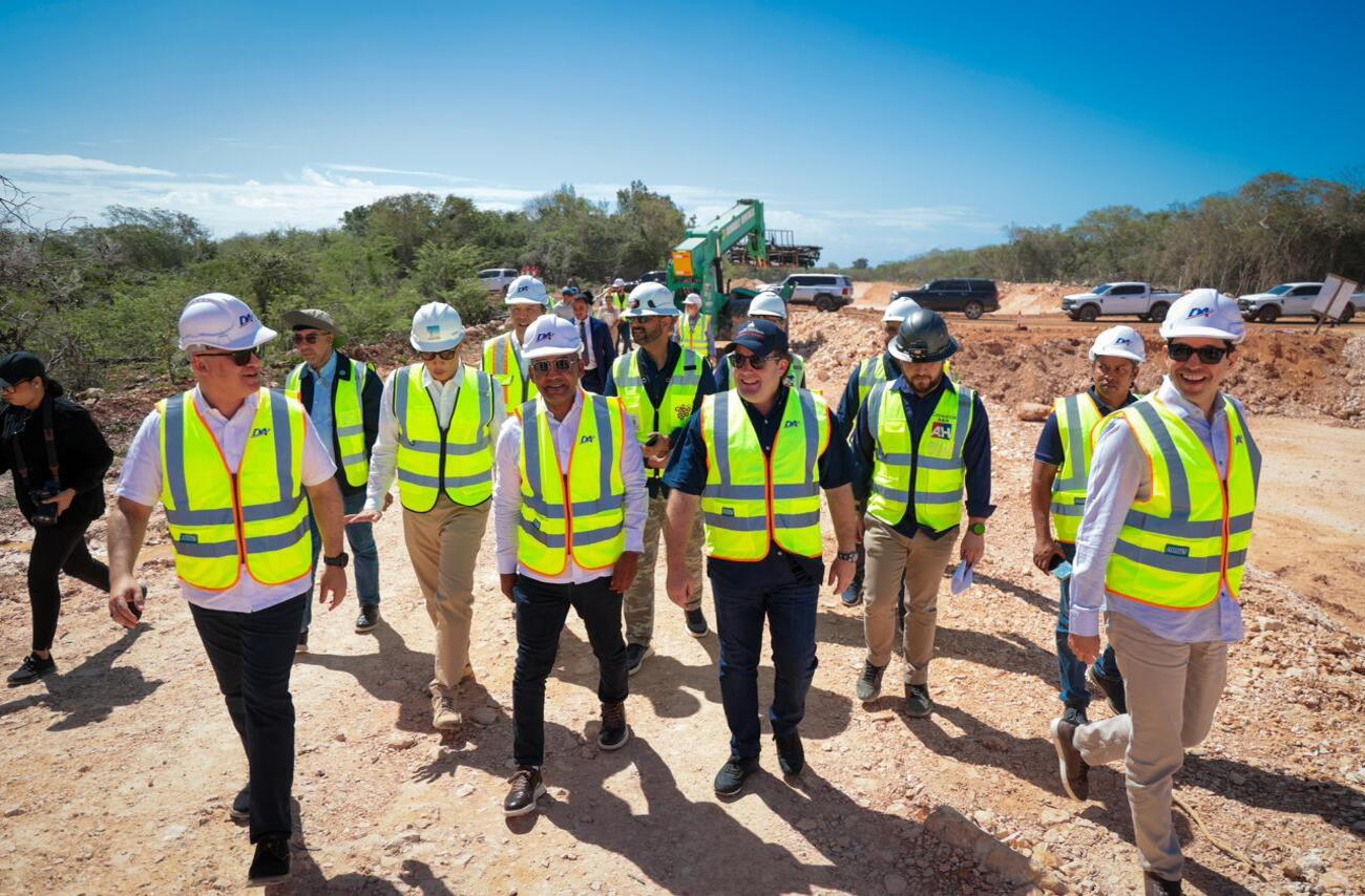 Ministro Paliza recorre construcción del Aeropuerto Internacional Cabo Rojo; avanza conforme al cronograma