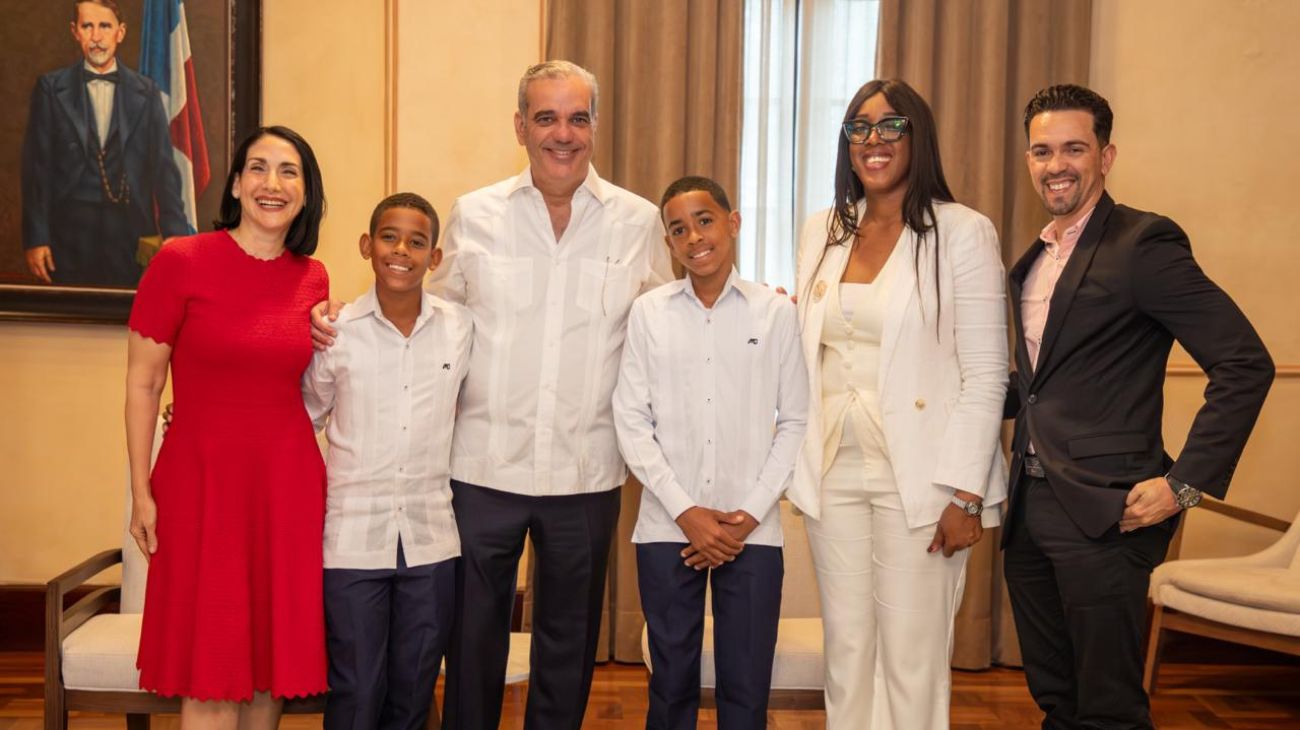 Presidente Luis Abinader recibe al estudiante Hensel Aquino García, conocido como 'Pico de Oro' por su elocuencia al expresarse.