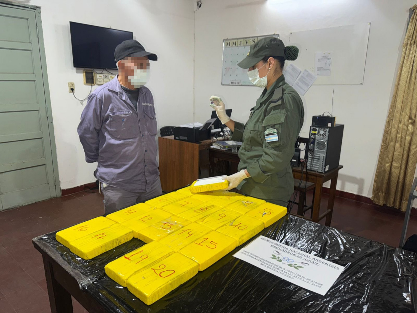 Mochilas con cocaína y bolsas de hojas de coca, halladas junto al río Bermejo en Salta