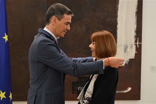 Pedro Sánchez entrega la Encomienda de la Orden del Mérito Civil a Gisèle Pelicot por su lucha contra la violencia