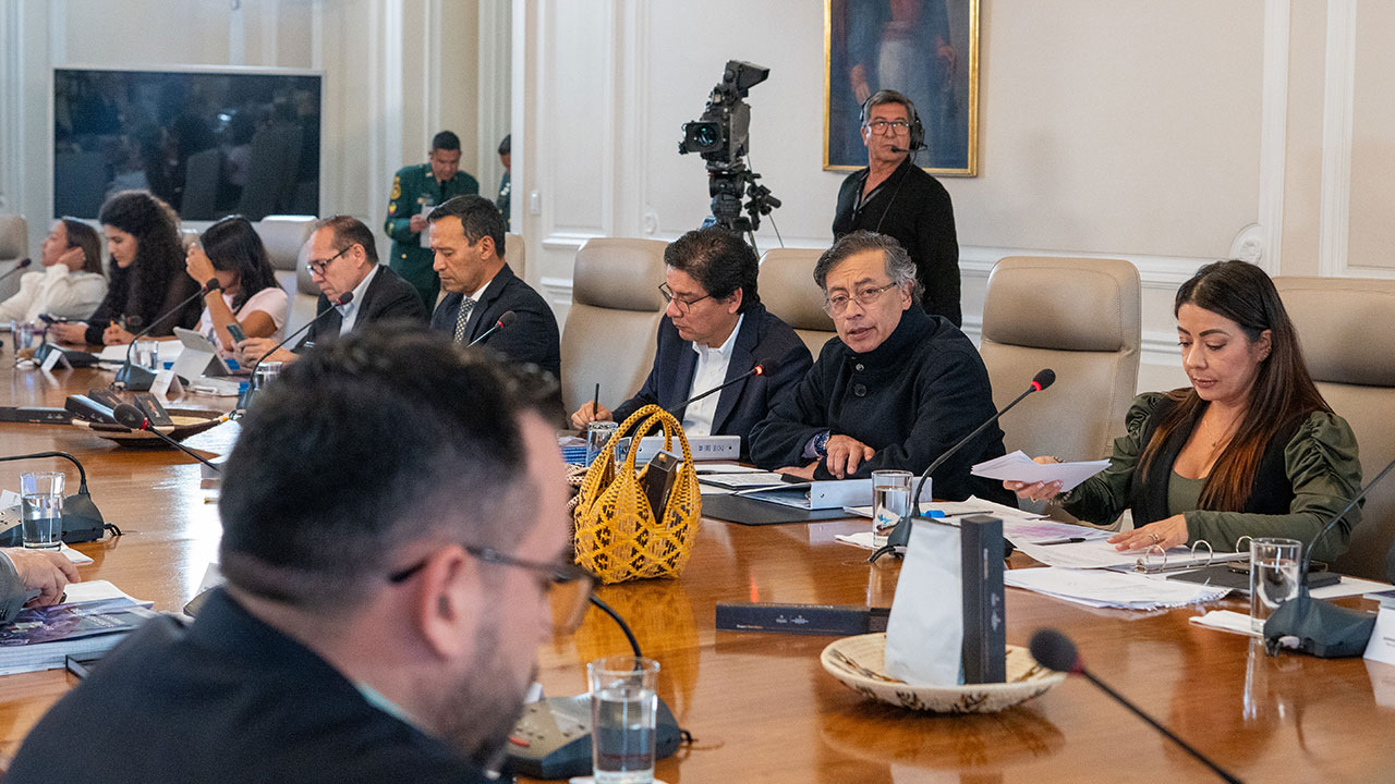 Petro afirma que los bombardeos provienen desde Ecuador y que no son obra de grupos armados