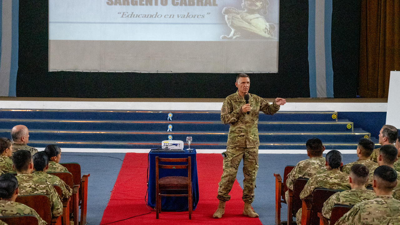 Jefe del Ejército visita la Escuela de Suboficiales y dialoga con aspirantes sobre liderazgo y vocación militar